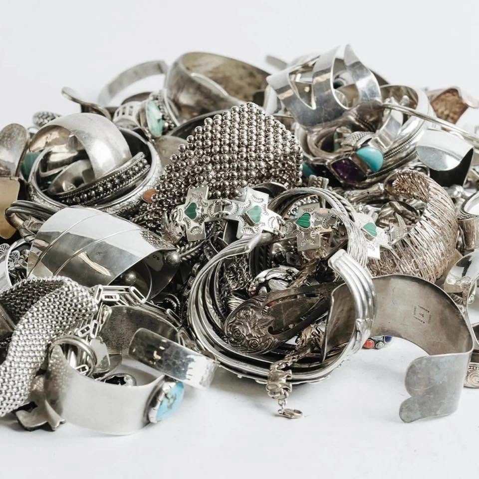 Bracelets, bagues et gourmettes en argent prêts pour l'expertise